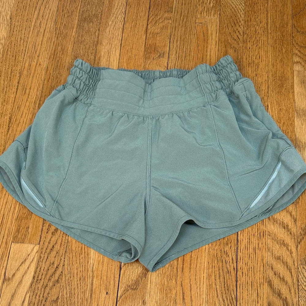 Lululemon Hotty Hot High Rise Lined 2.5" shorts- size 2